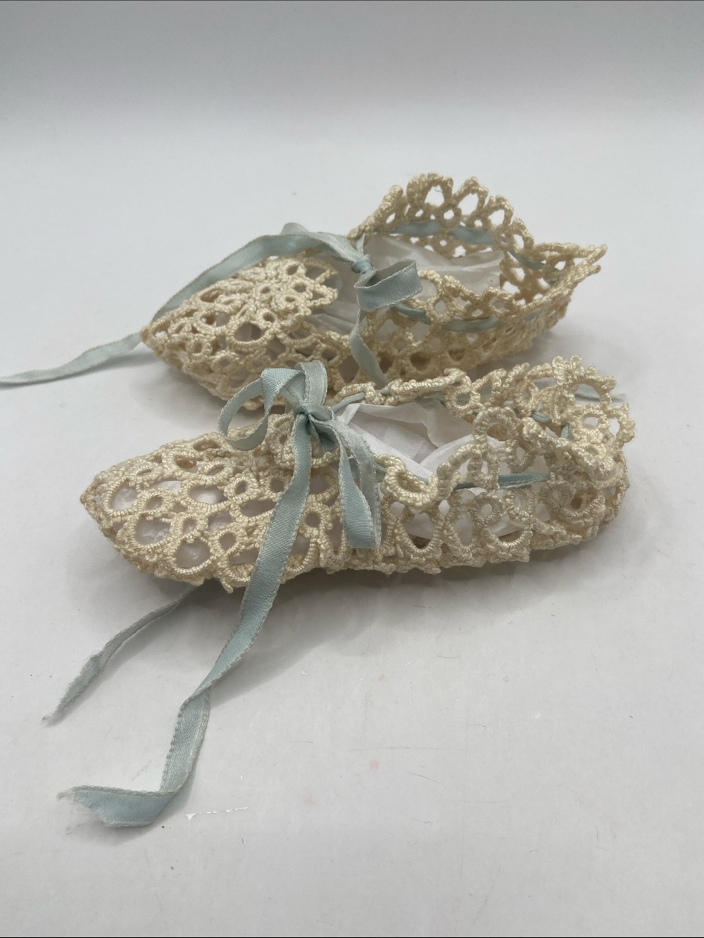 Vintage Handmade Crocheted Tatted Lace Baby Booties Cream/Ivory With Blue Ribbon - Picture 3 of 7